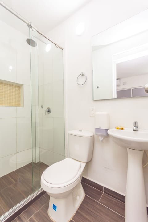 Standard Double Room | Bathroom | Shower, rainfall showerhead, towels