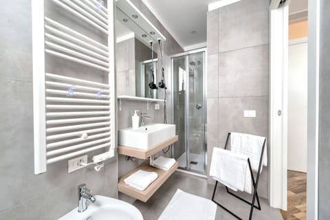 Doppia Comfort - Camera N | Bathroom | Shower, rainfall showerhead, hair dryer, bidet