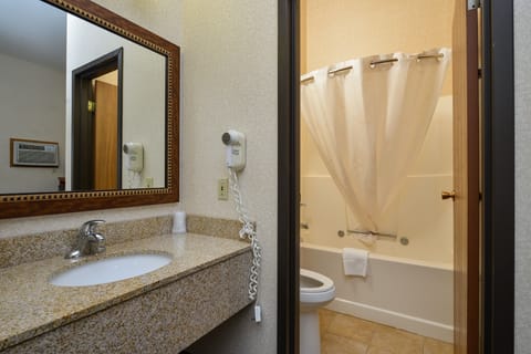 Standard Room, 1 Queen Bed | Bathroom | Combined shower/tub, towels