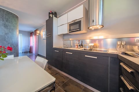 Business Apartment | Private kitchen | Fridge, microwave, electric kettle, toaster