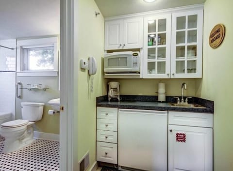 Suite | Private kitchenette | Fridge, microwave, stovetop, coffee/tea maker