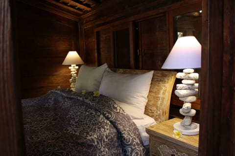 The Hobbit Villa | Premium bedding, pillowtop beds, in-room safe, desk