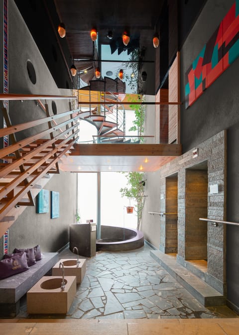 Sauna, hot tub, steam room, deep-tissue massages, sports massages