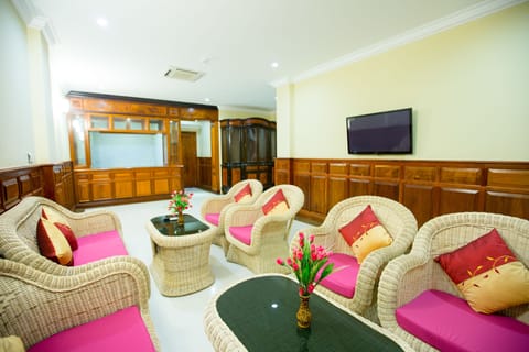 Family Suite (Classy Family Suite) | Living room | 32-inch LCD TV with cable channels, TV