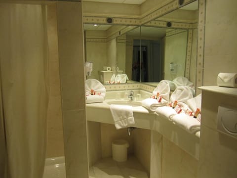 Comfort Triple Room | Bathroom | Shower, hair dryer, towels