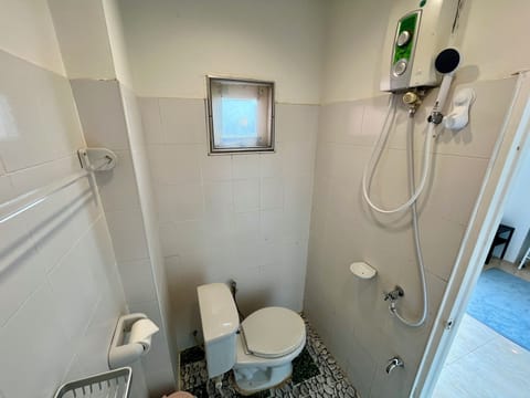 Basic Single Room | Bathroom