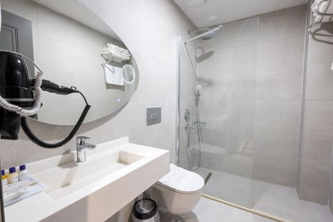 Economy Room, 1 King Bed | Bathroom | Shower, rainfall showerhead, free toiletries, hair dryer