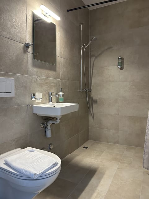 Standard Double Room | Bathroom