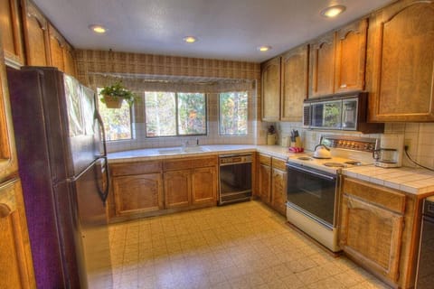 House, 3 Bedrooms | Private kitchen