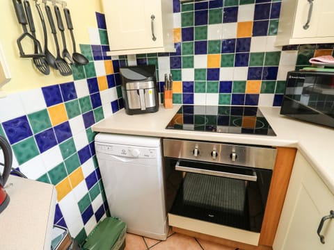 Cottage | Private kitchen | Fridge, dishwasher, cookware/dishes/utensils