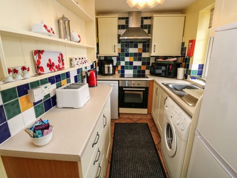 Cottage | Private kitchen | Fridge, dishwasher, cookware/dishes/utensils