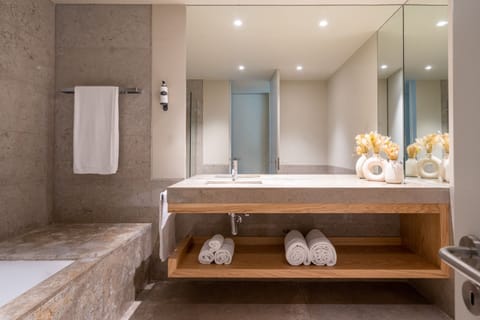 Premium Suite | Bathroom | Hair dryer, bathrobes, slippers, bidet