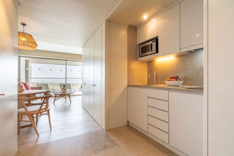 Premium Studio | Private kitchenette | Fridge, microwave, stovetop, cookware/dishes/utensils