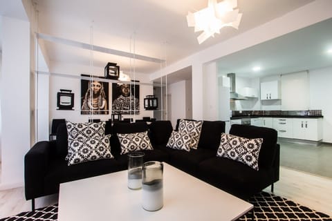 Apartamento Clásico SV10 | Living area | Flat-screen TV