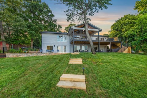 House, Multiple Beds (Lakeshore Adrift) | Exterior