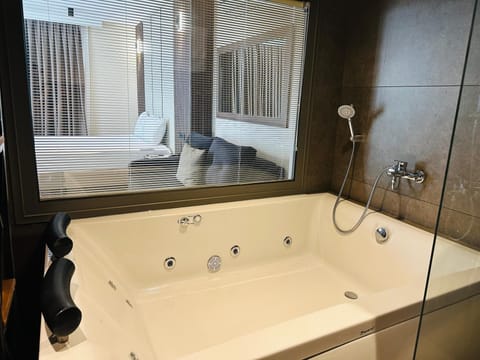 QUEEN SUITE ROOM | Bathroom | Shower, rainfall showerhead, designer toiletries, hair dryer