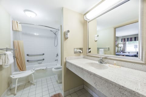 Combined shower/tub, free toiletries, towels