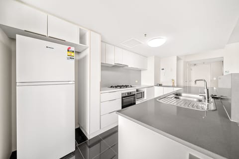 Premier Apartment, 3 Bedrooms, Non Smoking, City View | Private kitchen | Full-size fridge, microwave, oven, stovetop