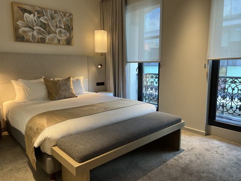 Business Suite | Premium bedding, Select Comfort beds, in-room safe, desk