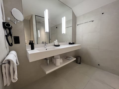 Deluxe Triple Room | Bathroom | Shower, rainfall showerhead, free toiletries, hair dryer