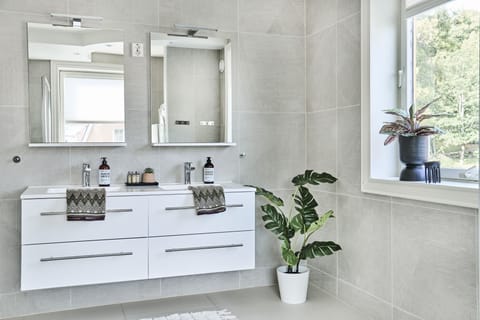 Deluxe Apartment | Bathroom | Shower, rainfall showerhead, designer toiletries, hair dryer