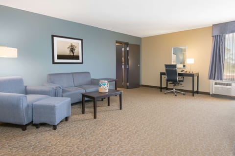 Executive Suite, 1 Bedroom (w/ Living Room) | Premium bedding, pillowtop beds, in-room safe, desk