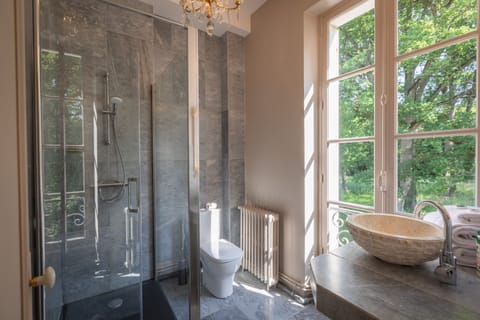 Comfort Double Room | Bathroom | Free toiletries, hair dryer, bathrobes, towels