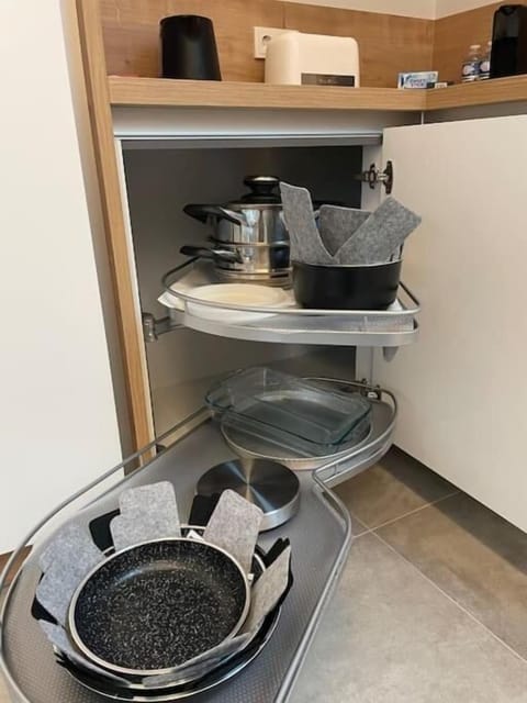 Full-size fridge, microwave, oven, stovetop