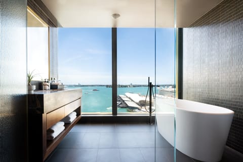 Club Suite, 1 King Bed, Club Lounge Access, Harbor View | Bathroom | Free toiletries, hair dryer, bathrobes, slippers