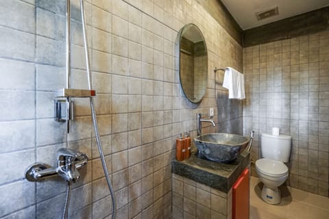 Signature Room, 1 Queen Bed, Non Smoking, Valley View | Bathroom | Shower, hydromassage showerhead, bidet, towels