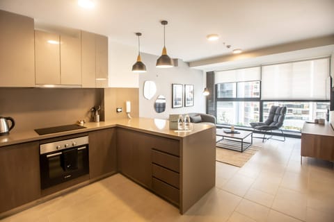 Apartment (606) | Private kitchen | Fridge, microwave, oven, blender