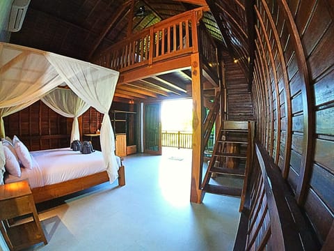 Minibar, in-room safe, desk, laptop workspace