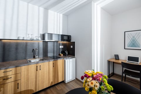 Basic Studio | Private kitchen | Mini-fridge, microwave, stovetop, espresso maker