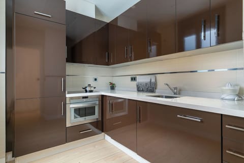 Standard Apartment, 3 Bedrooms | Private kitchen | Mini-fridge, microwave, oven, stovetop