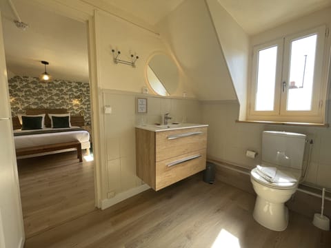 Chambre Triple Supérieure | Bathroom | Free toiletries, hair dryer, towels, soap