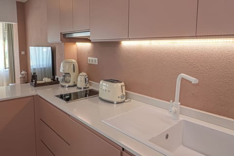 Luxury Room | Private kitchen | Mini-fridge, stovetop, dishwasher, electric kettle