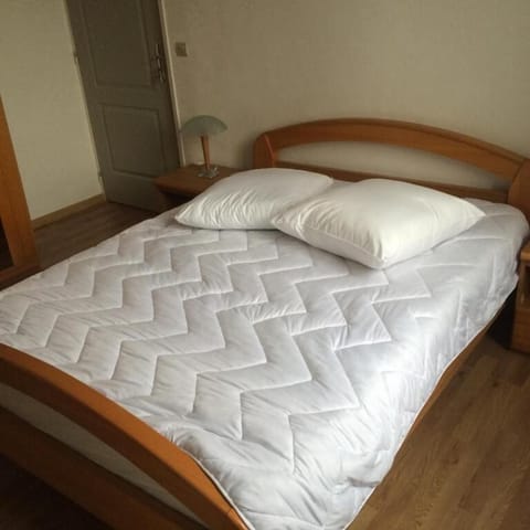 Basic Room, 1 Double Bed | Free WiFi, bed sheets