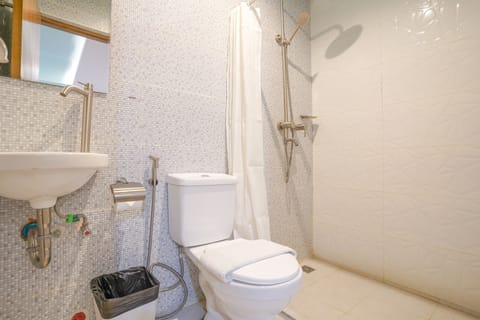 Shower, rainfall showerhead, free toiletries, bidet