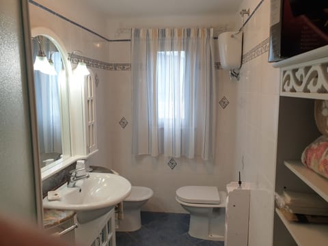 Shower, rainfall showerhead, free toiletries, hair dryer