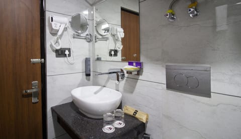 Suite Room with Balcony | Bathroom | Shower, rainfall showerhead, free toiletries, towels