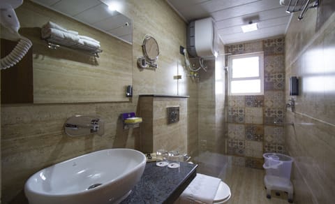 Premium Room | Bathroom | Shower, rainfall showerhead, free toiletries, towels