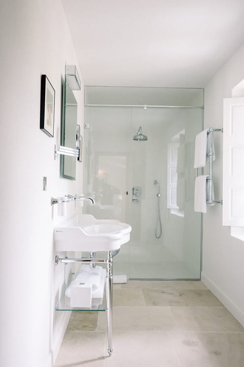 Junior Suite | Bathroom | Designer toiletries, hair dryer, bathrobes, slippers