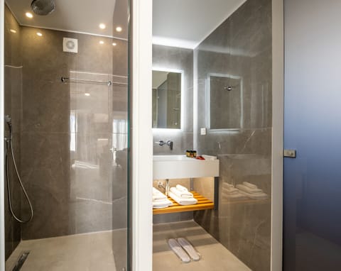 Royal Suite with Balcony | Bathroom | Shower, rainfall showerhead, hair dryer, bathrobes