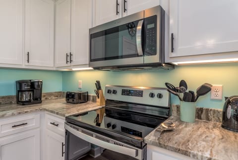 Private kitchen | Fridge, oven, coffee/tea maker, toaster