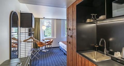 Comfort Room, 1 Queen Bed, Non Smoking, Kitchenette | Private kitchenette | Coffee/tea maker, electric kettle