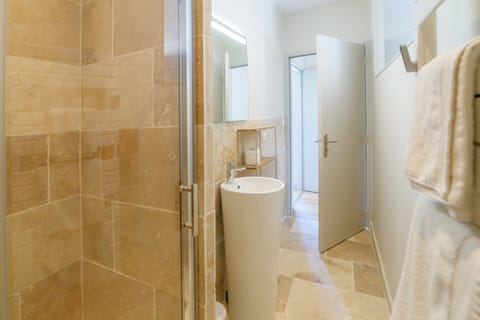 Superior Double Room, Ensuite, Lake View | Bathroom | Shower, rainfall showerhead, hair dryer, towels