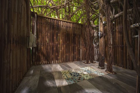 Romantic Tree House | Bathroom | Shower, eco-friendly toiletries, hair dryer, towels