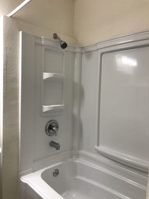 Combined shower/tub, free toiletries, hair dryer, towels