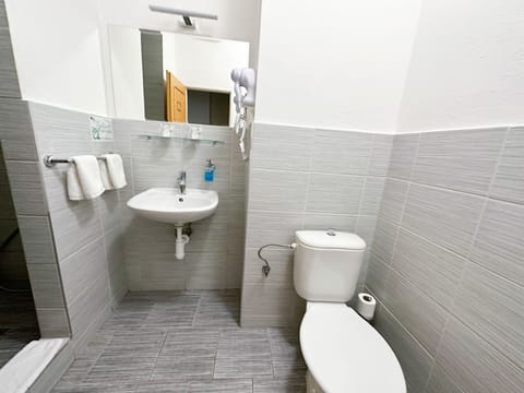 Comfort Double Room | Bathroom | Shower, free toiletries, hair dryer, towels