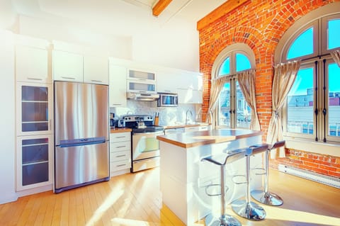 Loft (302) | Private kitchen | Full-size fridge, microwave, oven, stovetop